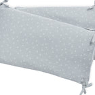 Zwei hellgraue rechteckige Bettumrandung Nestchen Musselin grau Pusteblumen von KraftKids, handgefertigt aus 100% Baumwolle, mit dezenten weißen Pusteblumenmustern und Eckbändern aus Stoff, die überlappend auf einem weißen Hintergrund dargestellt sind.