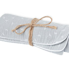 Die KraftKids Babydecke Musselin grau Pusteblumen ist eine hellgraue Musselin-Babydecke mit einem zarten weißen Pusteblumen-Motiv, aufgerollt und mit schlichter brauner Kordel gebunden.