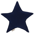 Das KraftKids Sternkissen Musselin dunkelblau ist ein plüschiges, fünfzackiges Sternkissen in dunkelblau - ideal, um jedes Kinderzimmer zu verschönern, mit einem kleinen Stoffanhänger an einer Kante.