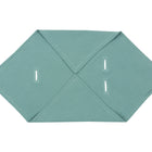 Die KraftKids Babydecke für Babyschale Sommer Musselin nilblau besteht aus tealfarbenem Musselin-Stoff mit vier rechteckigen Schlitzen in Rautenform, der für das Drei-Punkte-Gurt-System entwickelt wurde, und ist gefaltet auf weißem Hintergrund abgebildet.