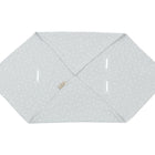 Die KraftKids Babydecke für Babyschale Sommer Musselin grau Pusteblumen hat einen hellgrauen, sechseckigen Stoff mit weißem Pusteblumenmuster, vier abgewinkelte, sich in der Mitte kreuzende Klappen, vier vertikale Schlitze und ein beigefarbenes Etikett auf einer Klappe.