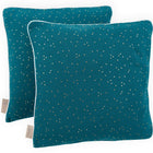 Die zwei KraftKids Kissenbezug Musselin goldene Punkte auf Petrol sind aus tealfarbenem Stoff mit weißen und goldenen Punkten, weißen Paspelkanten und einem beigen Seitenetikett - perfekt für jede Bettwäschesammlung. Die Kissen sind leicht überlappend abgebildet.