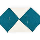 Die KraftKids Decke für Babyschale Winter aus Musselin mit goldenen Punkten auf Petrol kombiniert zwei stoffbezogene Quadrate in Diamantform und bietet stilvollen, komfortablen Schutz für Ihre Babyschale - perfekt als Decke mit Gurtschlitzen auf weißem Grund.