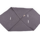 A KraftKids Babydecke für Babyschale Sommer aus Musselin in Grau mit goldenen Punkten, diamantenförmig mit vier eingeklappten Ecken und Schlitzen für das Drei-Punkte-Gurt-System, auf weißem Hintergrund fotografiert.