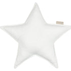 Das KraftKids Sternkissen Leinen Natur Braun ist ein weißes, sternförmiges Leinenkissen mit beigefarbenem Anhänger - ideal, um jedem Kinderzimmer einen kuscheligen Stil zu verleihen, dargestellt auf einem schlichten weißen Hintergrund.