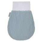 Der KraftKids Strampelsack Herbst Winter Musselin mint ist ein ovaler Babywickel in hellem Mint mit weißem, dehnbarem Oberteil und beigem Seitenanhänger, der flach auf weißem Hintergrund abgebildet ist - ideal für kuscheligen Herbst- und Winterkomfort.