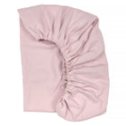 Ein KraftKids Spannbettlaken Doppelkrepp Rosa ist sauber gefaltet, die elastischen, gerafften Ränder sind sichtbar und stehen auf einem schlichten weißen Hintergrund.