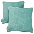 Zwei quadratische, mintfarbene KraftKids Kissenbezüge Cord Breitcord sind übereinander gestapelt, einer leicht hinter dem anderen. Jeder Bezug hat ein kleines beigefarbenes Stoffetikett an der Seite, was sie zu einer gemütlichen Ergänzung für jede Bettwäschesammlung macht.