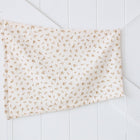 Der KraftKids Sonnensegel Musselin Zweige braun steht flach an einer weiß getäfelten Wand, das braune Zweigmuster ist sichtbar und an den unteren Ecken hängen zwei dünne weiße Schnüre.