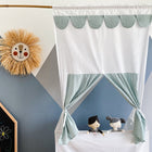 Das Puppentheater "Kasperletheater Musselin mint Pusteblumen" von KraftKids kommt mit Teleskopstange, Vorhängen in Mint mit Pusteblumen und detailreichen Elementen - ideal für fantasievolles Spielen.